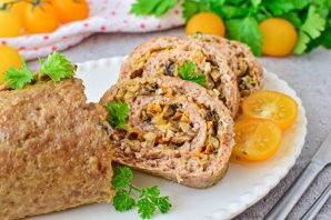 Рулет из фарша с грибами
