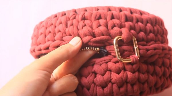 Круглая сумка крючком из трикотажной пряжи
Круглая сумка крючком из трикотажной пряжи