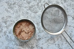 Салат с капустой, помидорами и тунцом Салат с капустой, помидорами и тунцом