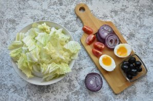Салат с капустой, помидорами и тунцом Салат с капустой, помидорами и тунцом