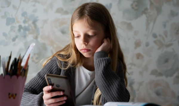 
&laquo;Сначала просят потанцевать в белье за лайки&raquo;. Как детей вынуждают прислать интимные фото
